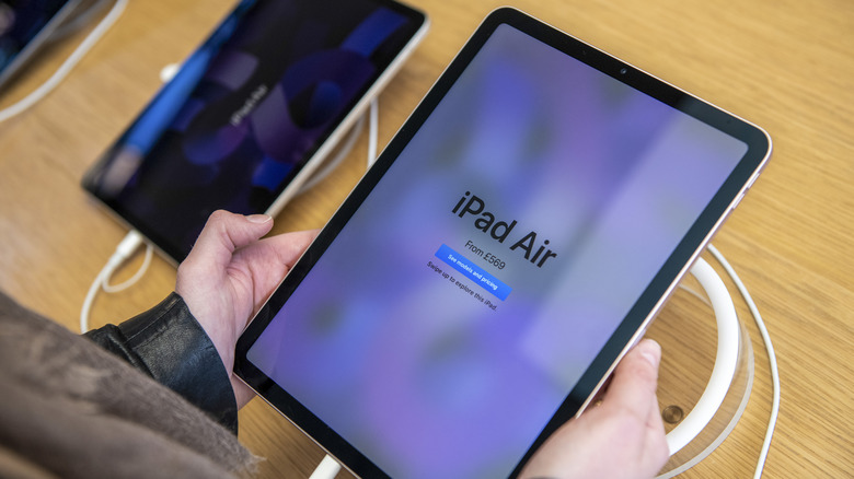 Apple Store iPad Air display